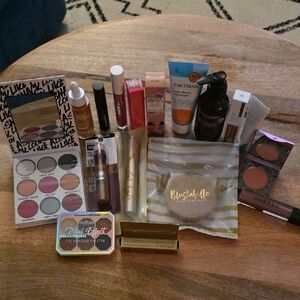 Multiple Makeup Brands 17 Different Items in one Bundle.